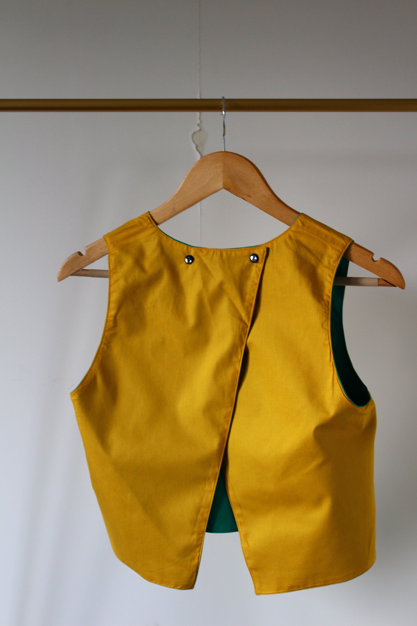 LE CROP TOP REVERSIBLE NANDI BICOLORE JAUNE/VERT