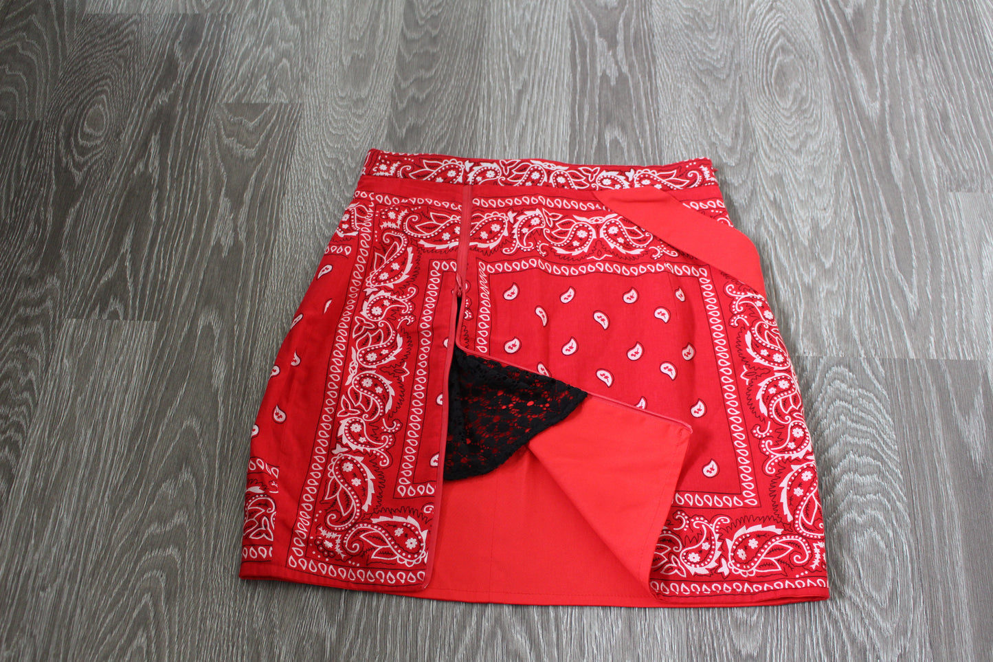 LA JUPE SONRISA - Motif bandana rouge