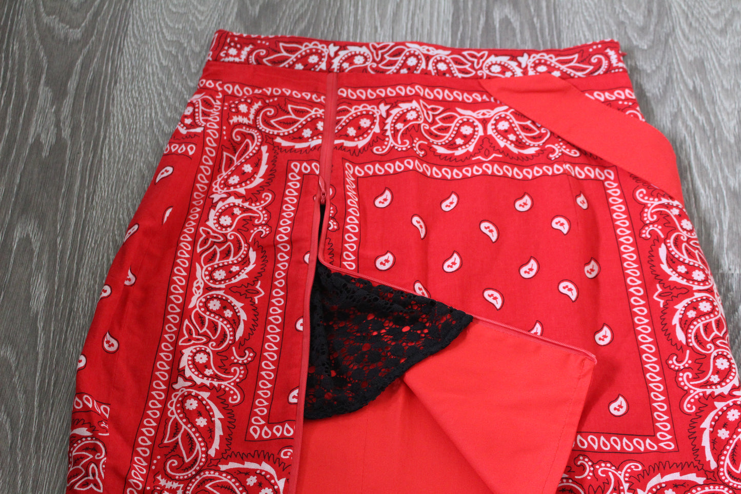 LA JUPE SONRISA - Motif bandana rouge