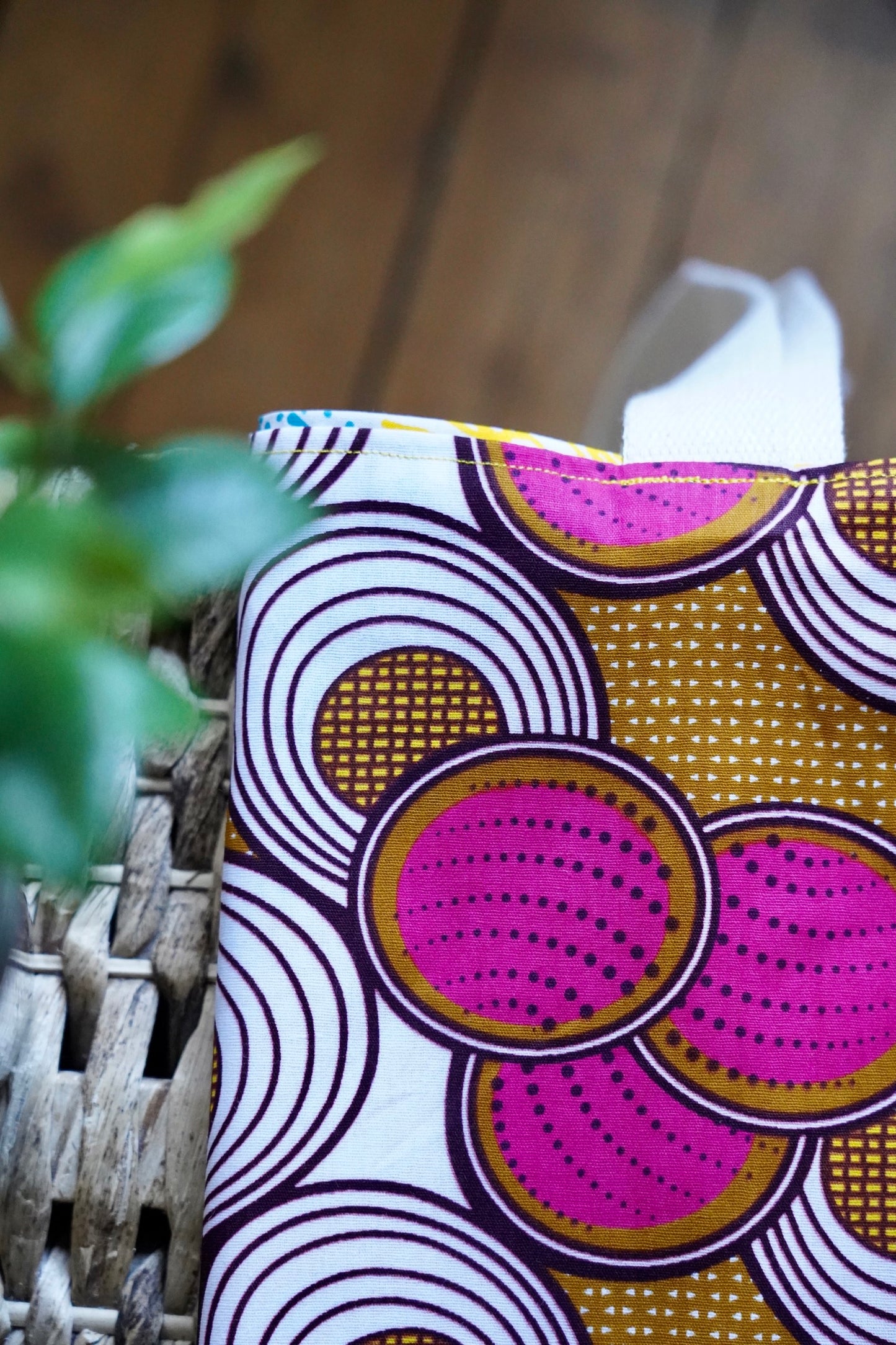 Le TOTE-BAG SANOUYÉ WAX BULLES ROSES ET VERTES